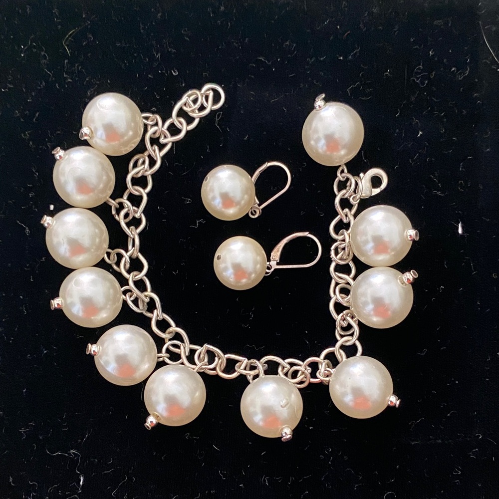 Elegant Pearl Bracelet and Earring Set